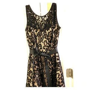 Black and cream lace sleeveless dress